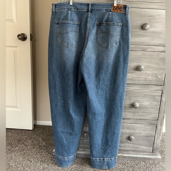 Lee Women's Plus Size Legendary High Rise Trouser Jean | Size 18 W - Picture 5 of 8